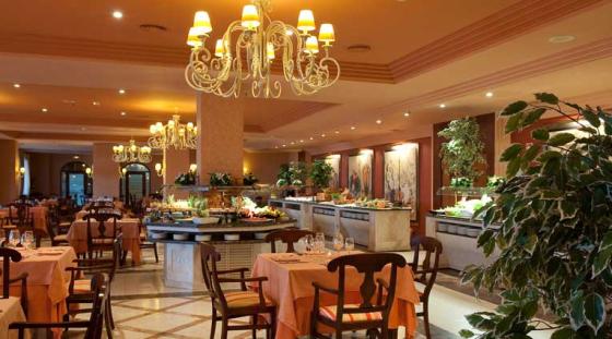 Reichhaltiges und verschiedenes Buffet des Hotels Elba Estepona