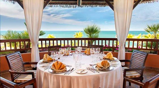 Terrasse gegenüber des Meers des Restaurants Al Andalus von Elba Estepona